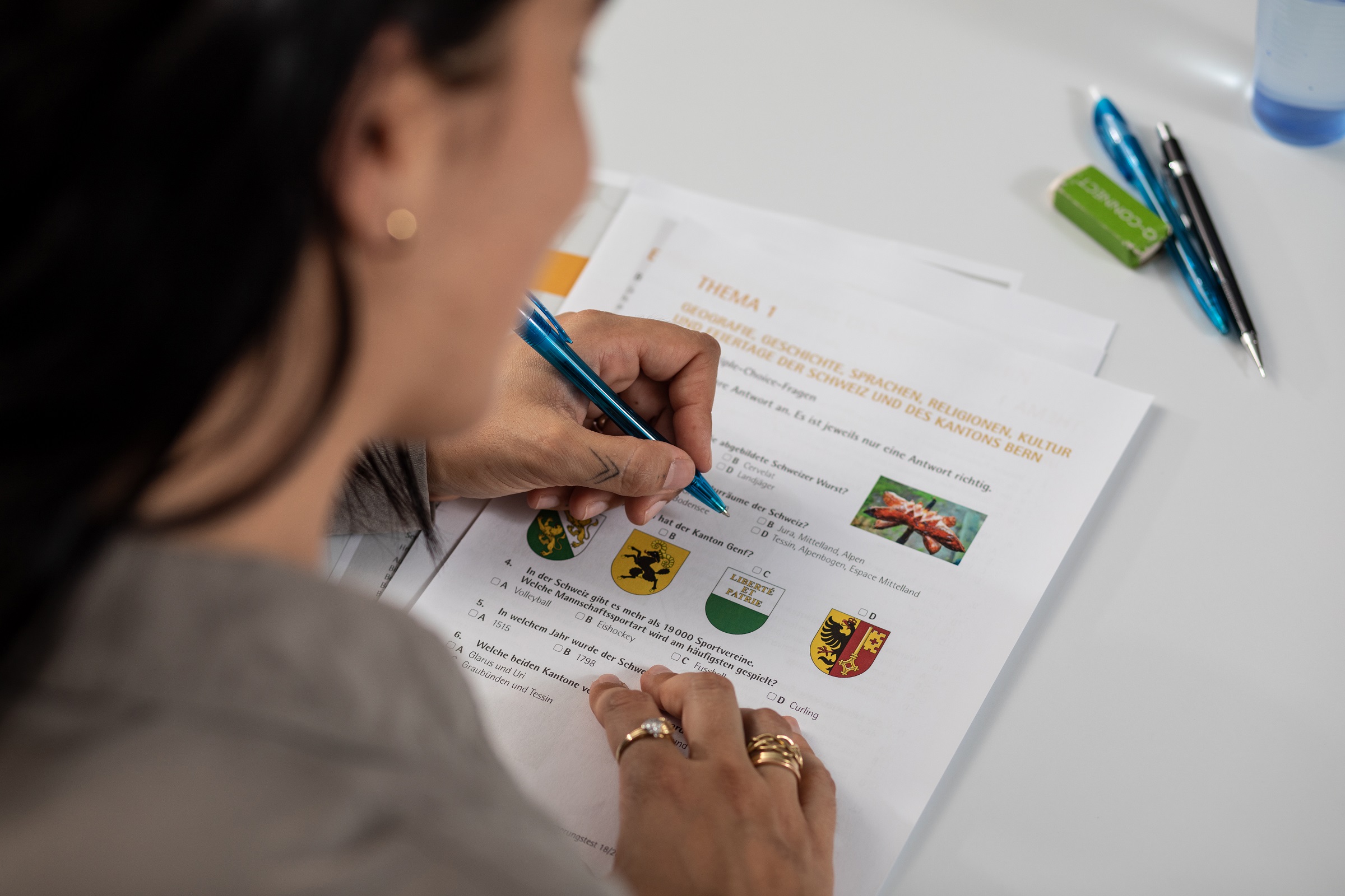 Kundin füllt den Einbürgerungstest aus